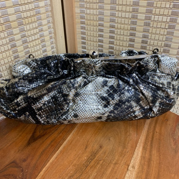 🔶Metallic Python Print Clutch Purse With Silver Tone Chain Strap - Picture 2 of 6